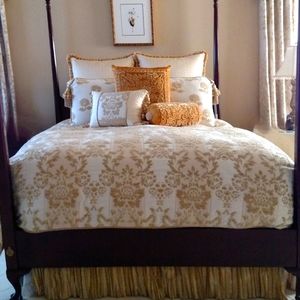 Austin Horn Antoinette queen bed ensemble